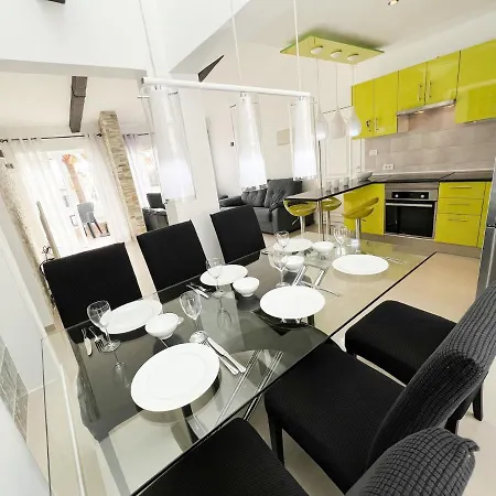 Island Village * אדחה