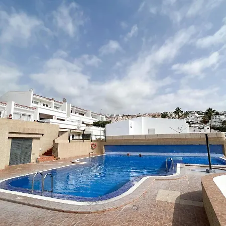 Апартаменти Island Village