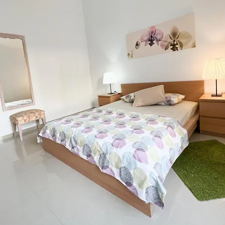 Island Village Адехе