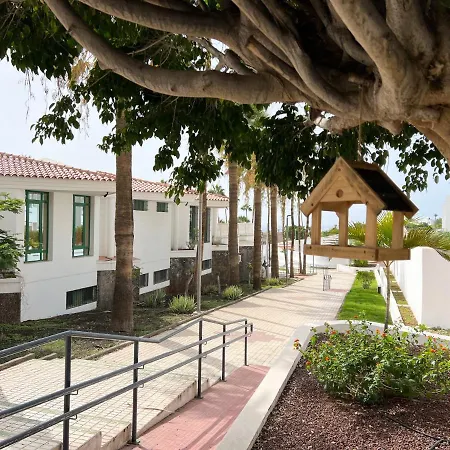 Island Village אדחה