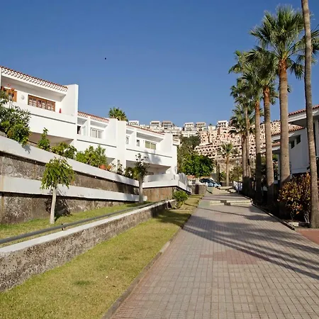 Island Village Апартаменти