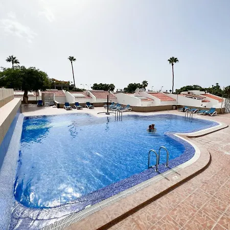 Апартаменти Island Village Адехе