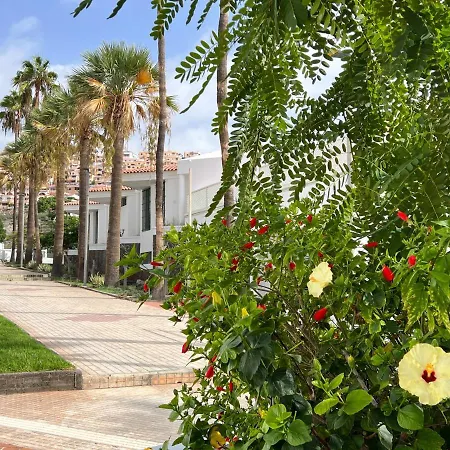 Island Village Апартаменти *