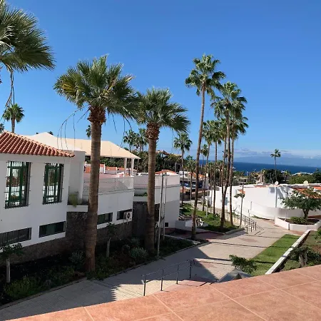 Island Village Апартаменти *